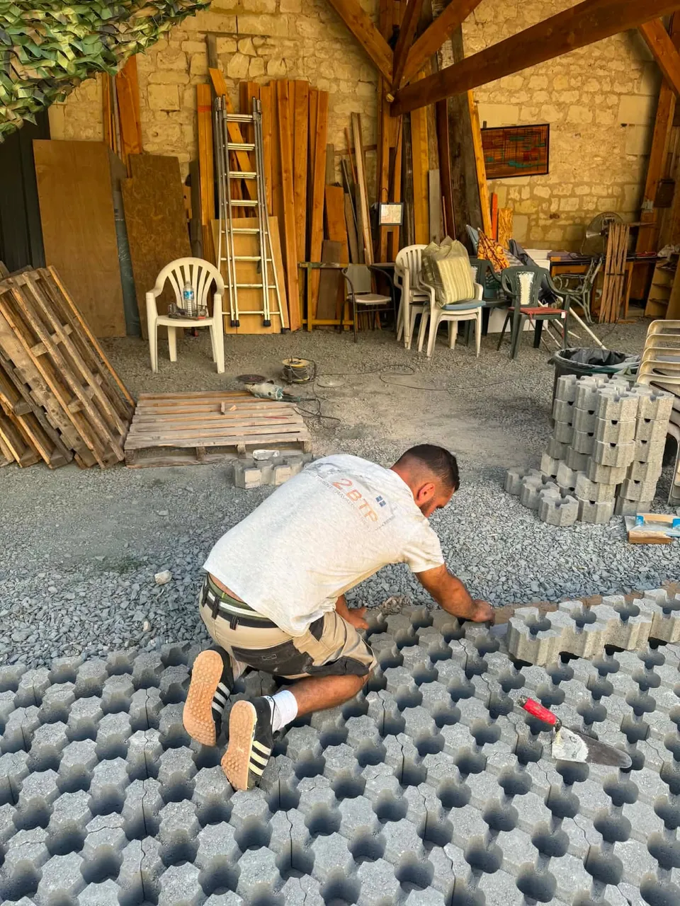 Kevin Beaudoin de 2BTP au travail sur un chantier à Chinon