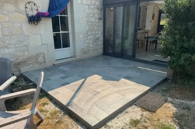 Réalisation d’une terrasse en carrelage – Un bel avant/après ! – photo 1 – Huismes (37)