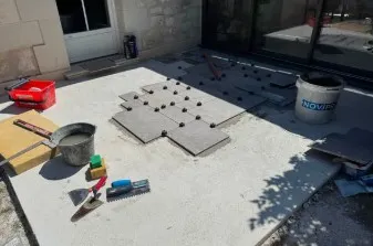 Réalisation d’une terrasse en carrelage – Un bel avant/après ! – photo 2 – Huismes (37)